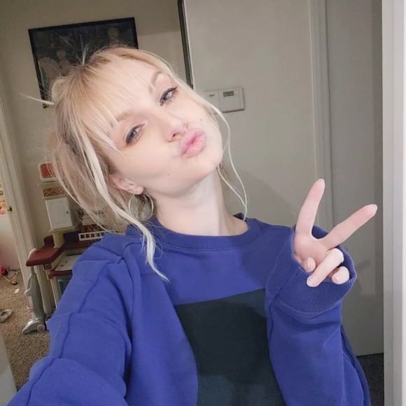 Meet your Posher, Nichole 💗 - Picture 4 of 4